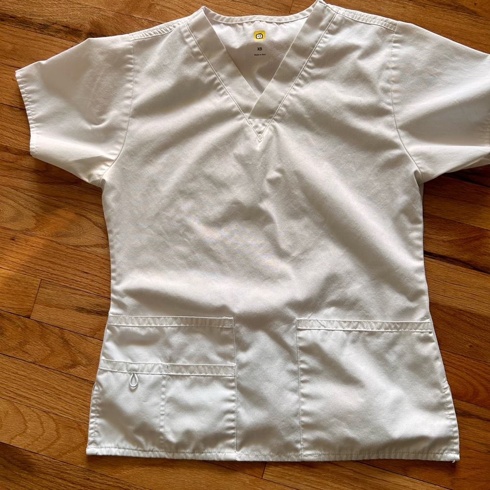 Wonderwinks scrub top